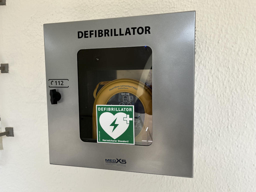 Neuer Defibrillator am ADBV Aichach